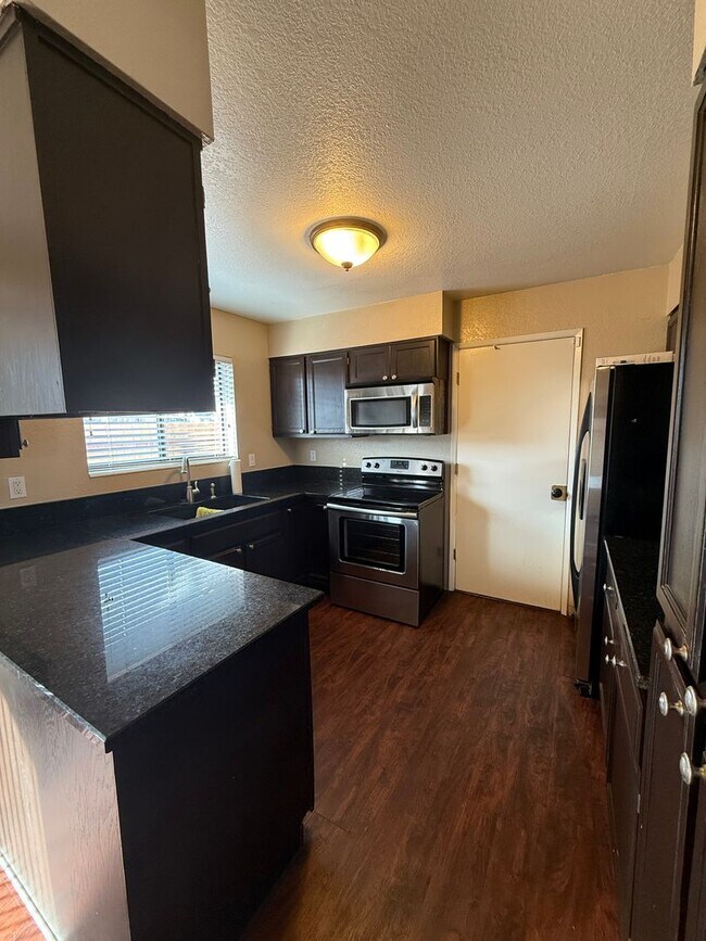 Foto del edificio - 2 BEDROOM 2BATHROOM WITH 2 CAR GARAGE IN HEART OF MIDTOWN