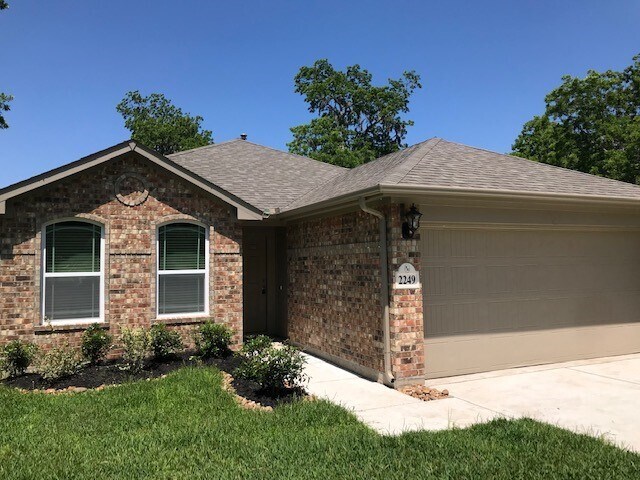 Building Photo - 2249 Ridgewood Dr