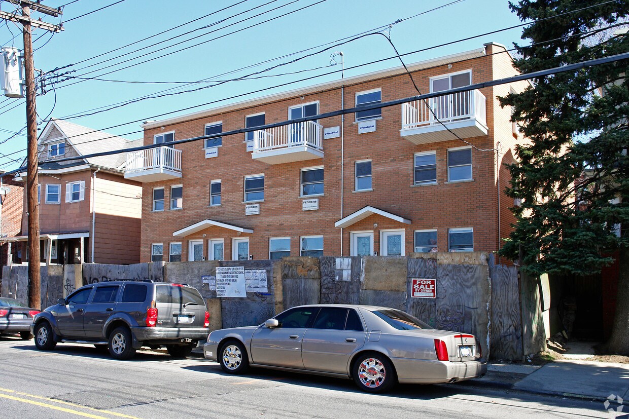 Primary Photo - 2221 College Point Blvd