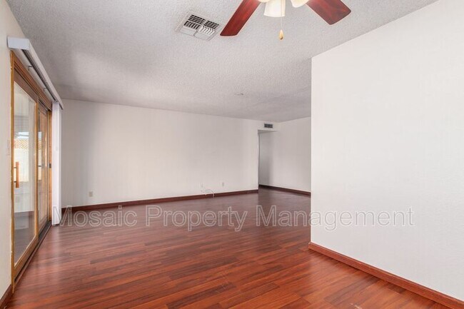 Building Photo - 1530 W Comstock Dr