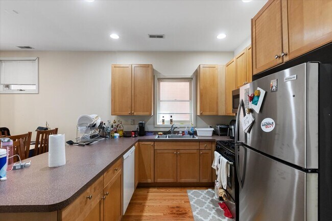 Foto del edificio - 2338 N Greenview Ave