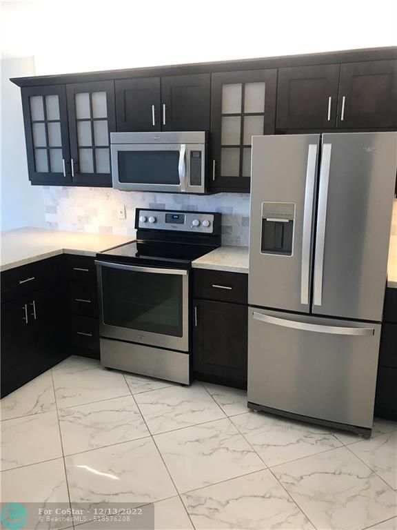 Building Photo - 3051 NE 48th St