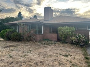 Building Photo - 501 N Oak St