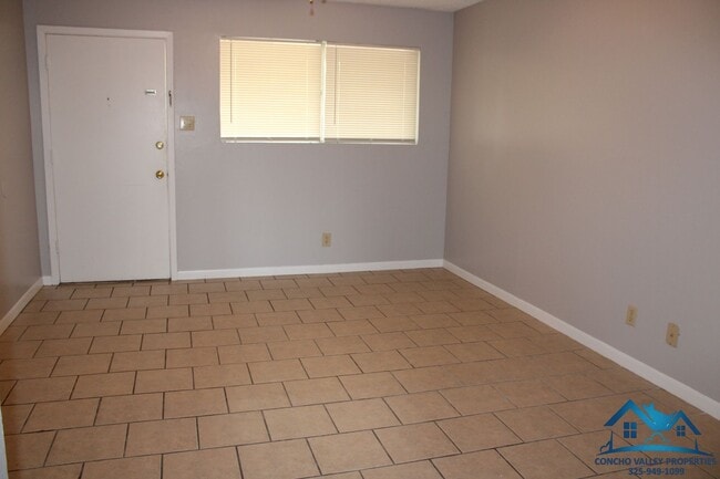 Building Photo - For Rent - 2 Bed/1 Bath Duplex by Base