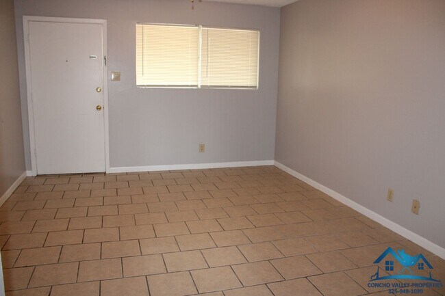 Foto del edificio - For Rent - 2 Bed/1 Bath Duplex by Base