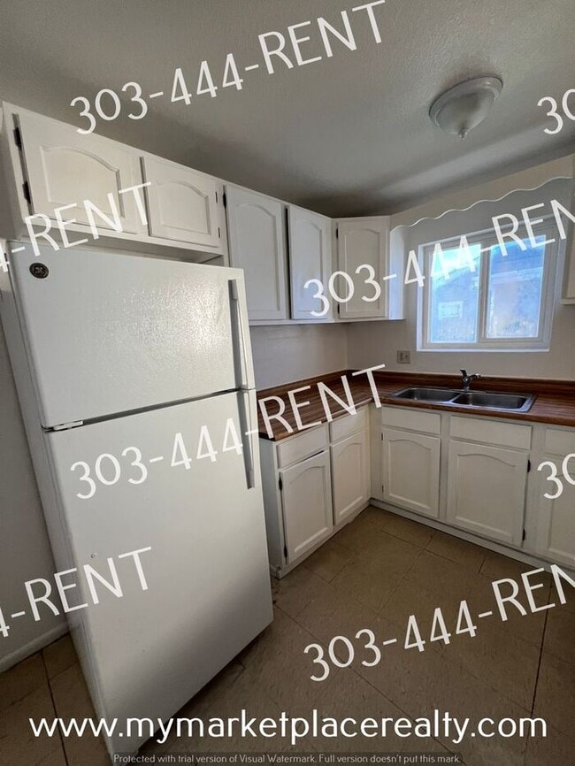 Building Photo - Quaint 3 Bedroom in Denver!