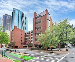 Building Photo - 224 N Poplar St