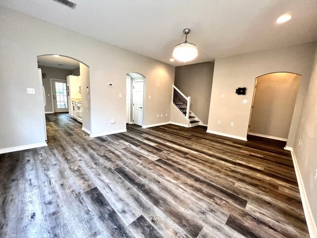 Building Photo - 2 Bedroom Reflections Townhouse in Great Location!