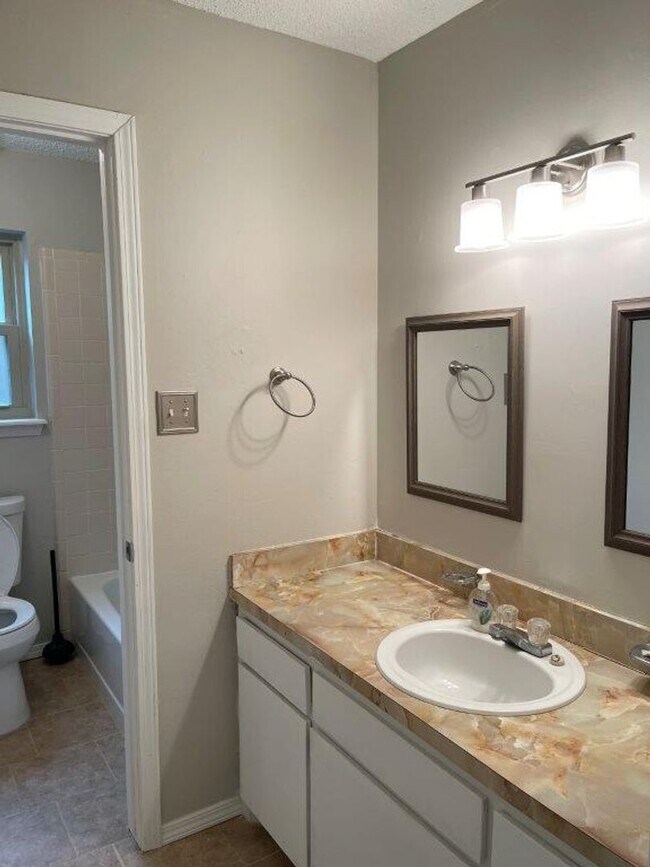Foto del edificio - 3 bed 2 baths in Lawton! Cute and cozy hug...