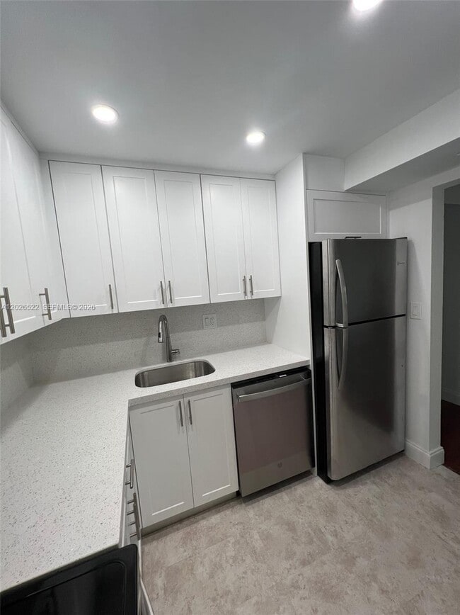 Building Photo - 10415 N Kendall Dr