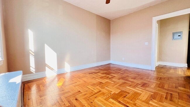 Building Photo - 118 Corbin Ave