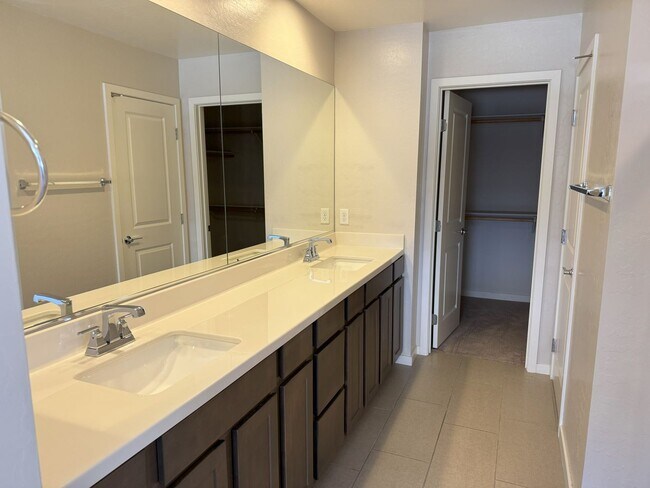 Building Photo - Summerlin 3-bedroom 2.5 bath home in gated...