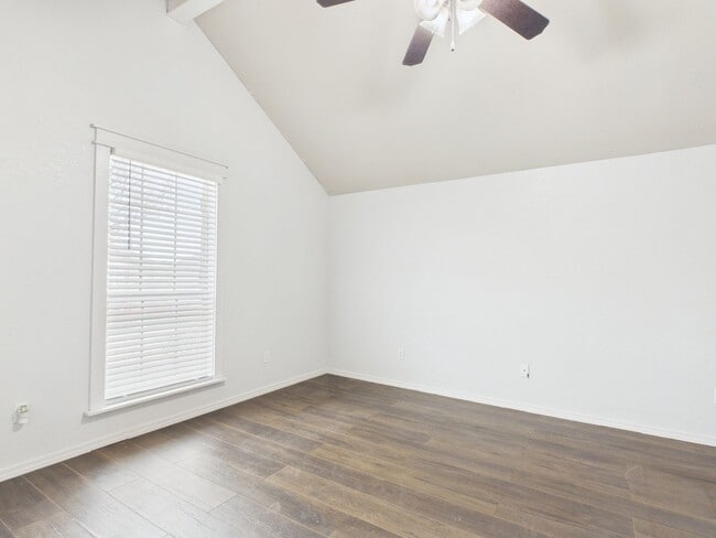 Building Photo - 4/2/2 in City View!