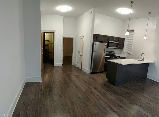 Building Photo - 1 br, 1 bath Apartment - 212 S 42nd St  - 2F