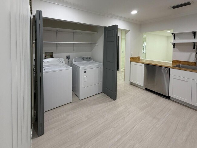 Foto del edificio - 13165 Chadwick Ct