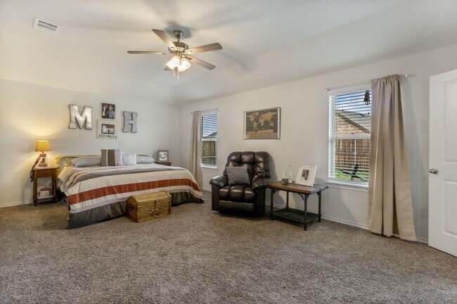Building Photo - Beautiful 4 bedroom home has extensive til...