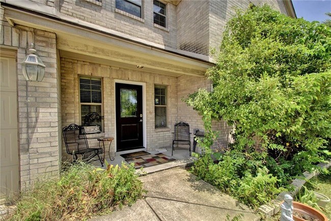 Foto del edificio - 616 Dark Tree Ln