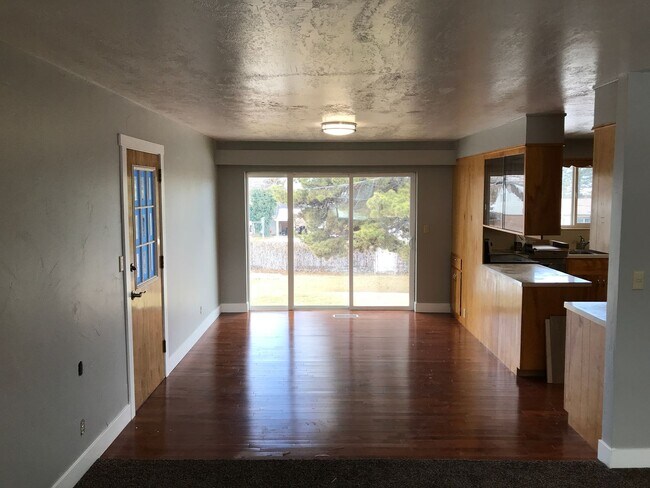 Foto del edificio - Spacious 5-Bedroom Home with Large Yard in Centerville!