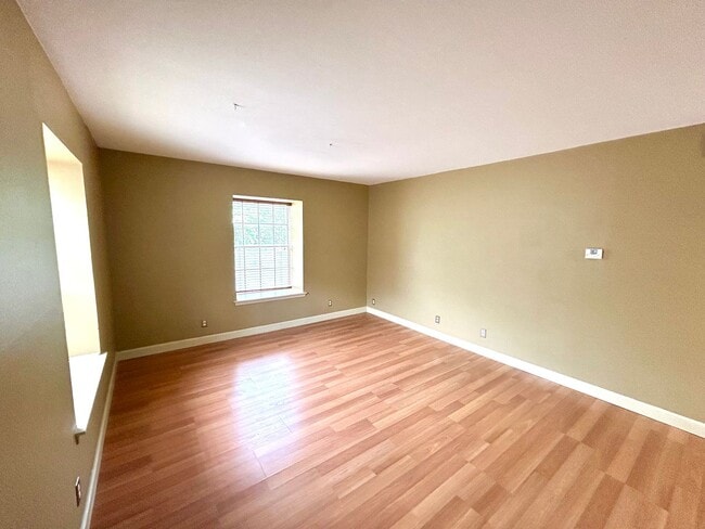 Building Photo - *MOVE IN SPECIAL* Upstairs Condo with Premium Amenities & Hardwood Floors!