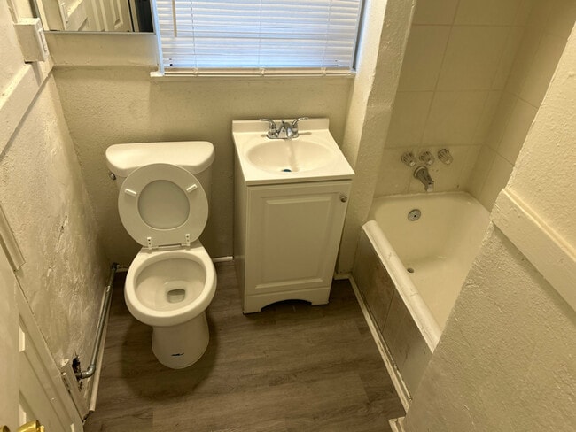 Building Photo - 217 W Lancaster Blvd