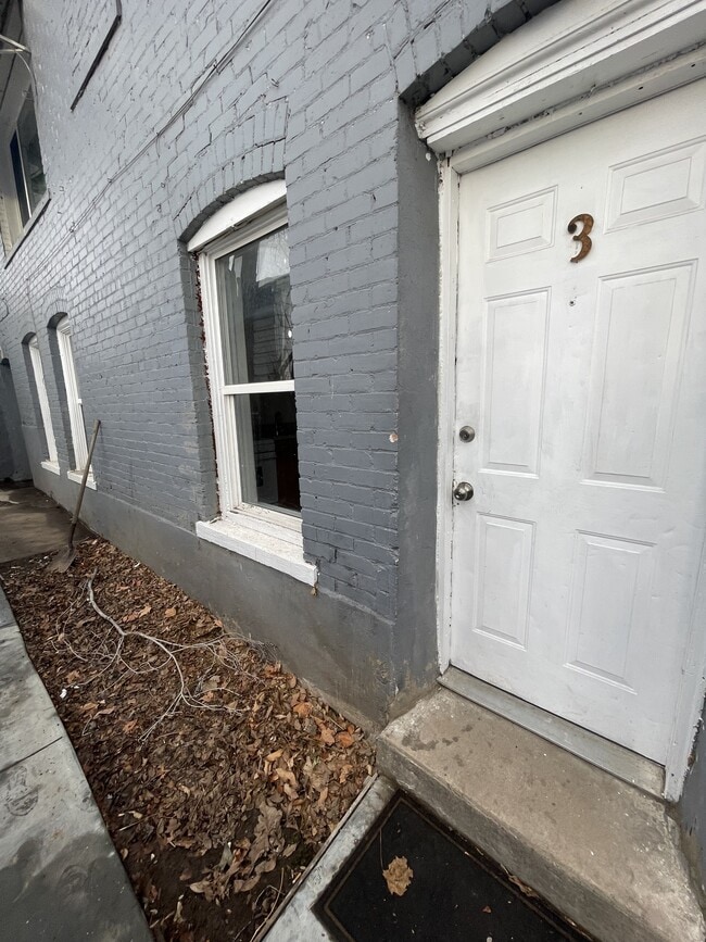 Building Photo - 613 28th St