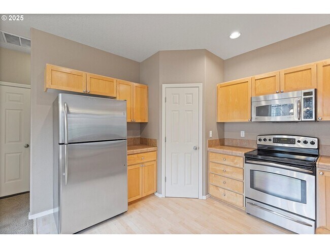 Building Photo - Stylish 3-Bedroom Home with Pool, Clubhous...