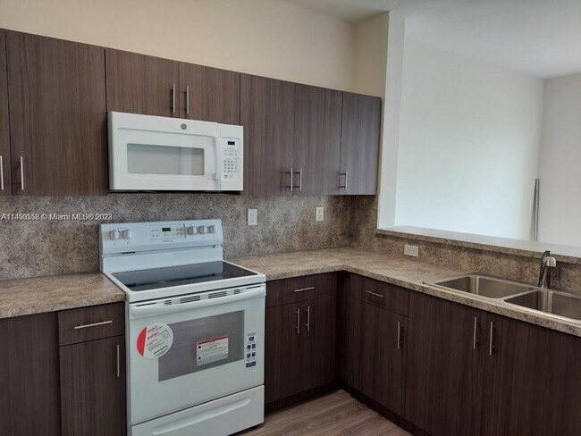 Foto del edificio - 17820 NW 73rd Ave