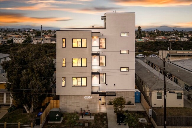 Foto del edificio - 4505 Illinois Street - North Park's Newest...
