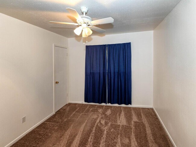 Building Photo - 717 Academy Ln