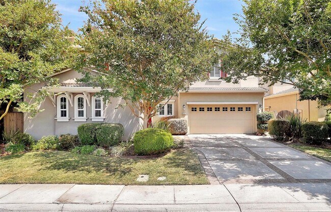 Foto del edificio - Rare Brookside Home with Pool & Lake Views