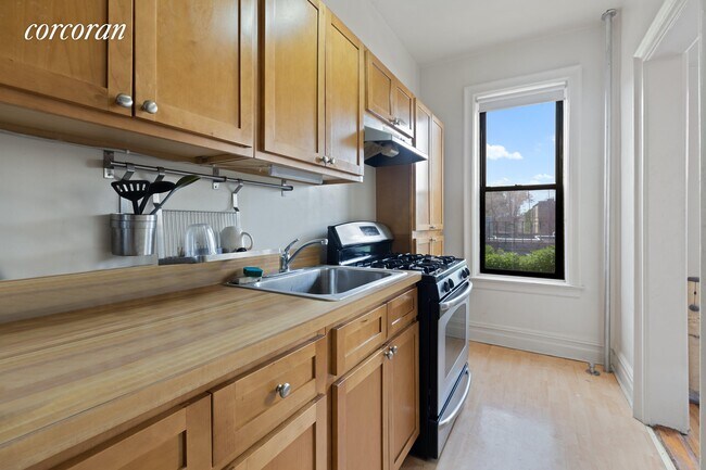 Building Photo - 133 7th Ave