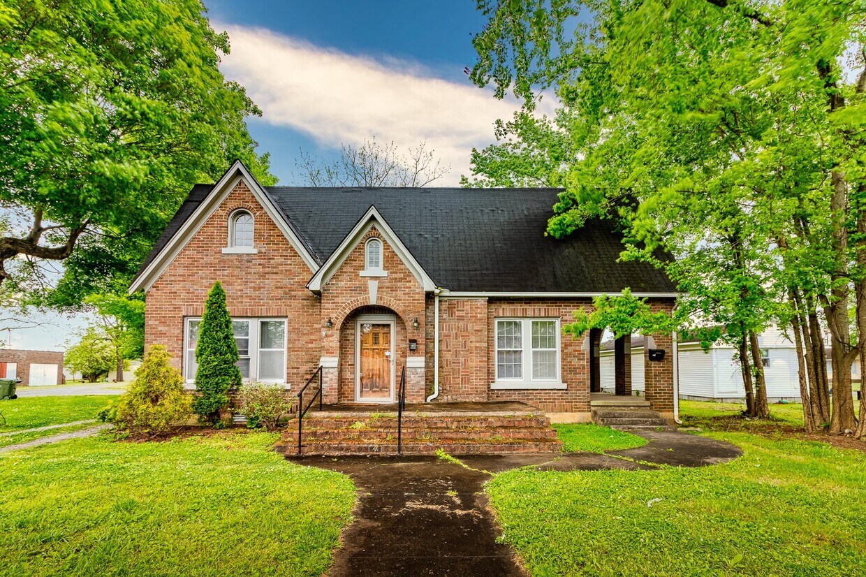 Foto principal - 704 N Military Ave