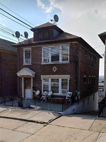 Building Photo - 711 Grand Ave