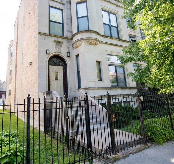 Frente - 429 E 45th Pl
