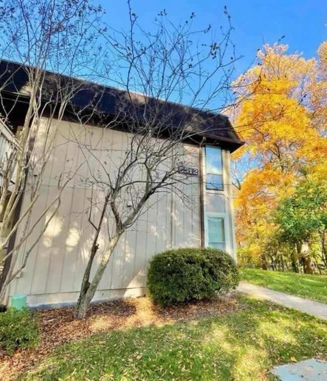 Foto del edificio - 5812 Royal Ridge Dr