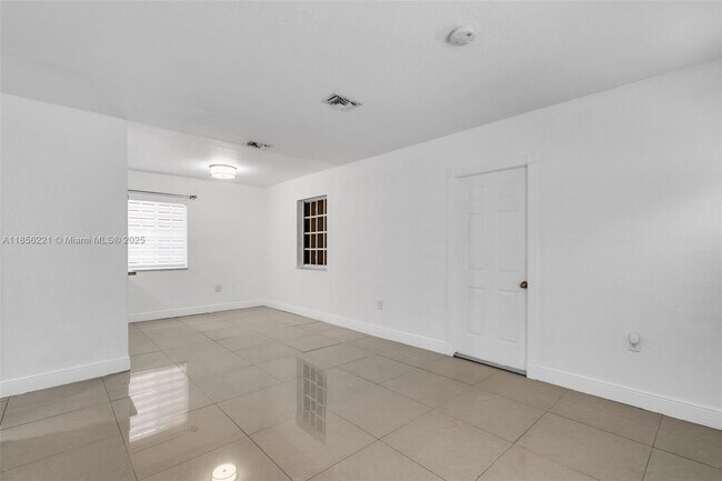 Foto del edificio - 13470 NW 16th Ave