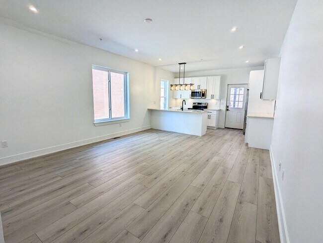 Photo - 3015 W Oxford St Apartments