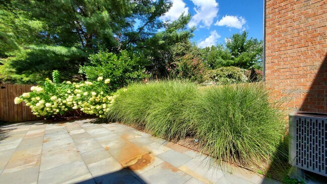 Building Photo - Fabulous 3BR/3.5BA Potomac Townhome, in Inverness Knolls!!