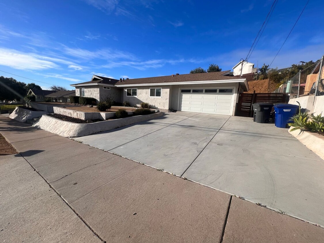 Foto principal - UPDATED 4br/2ba HOME w/ attached GARAGE in...