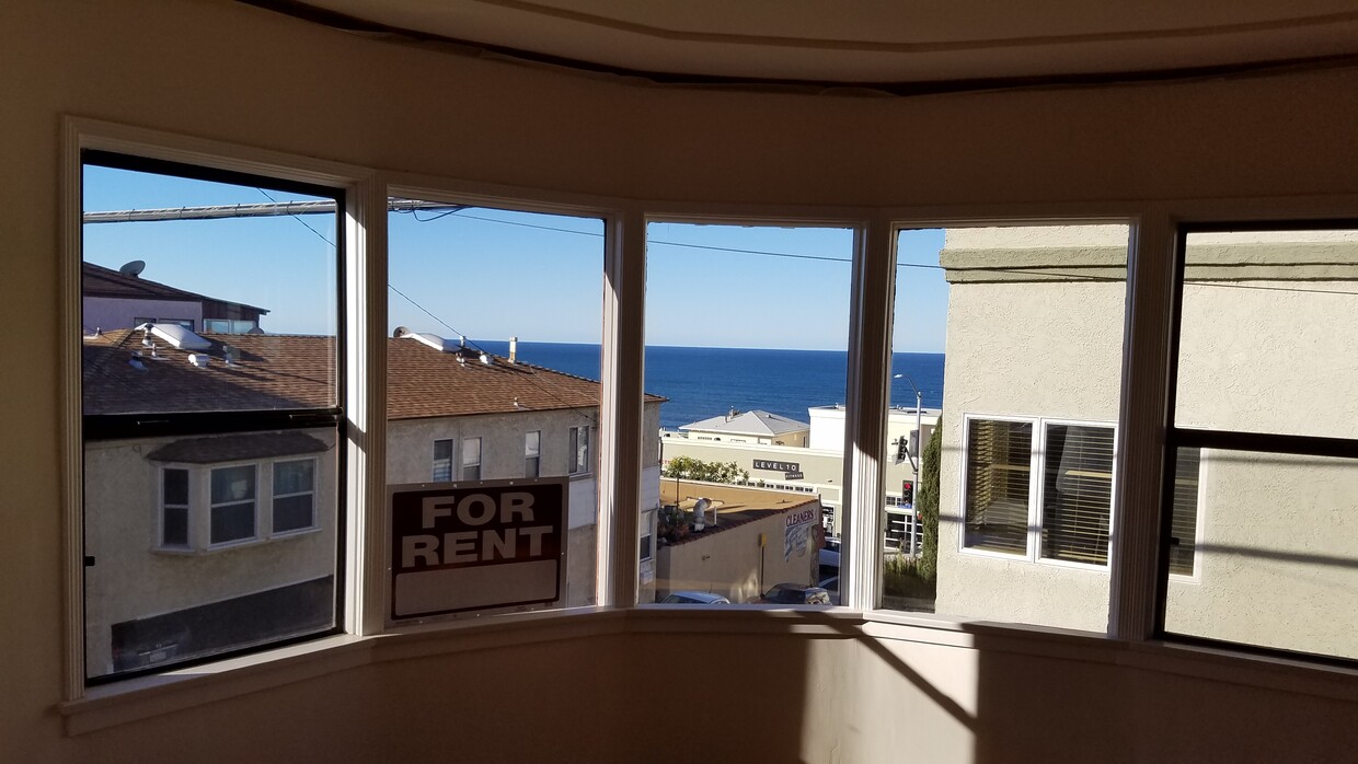 UPSTAIRS LIVING ROOM - 315 33rd St