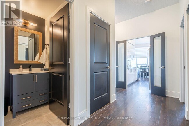 Photo du bâtiment - 330 Burnhamthorpe Rd W