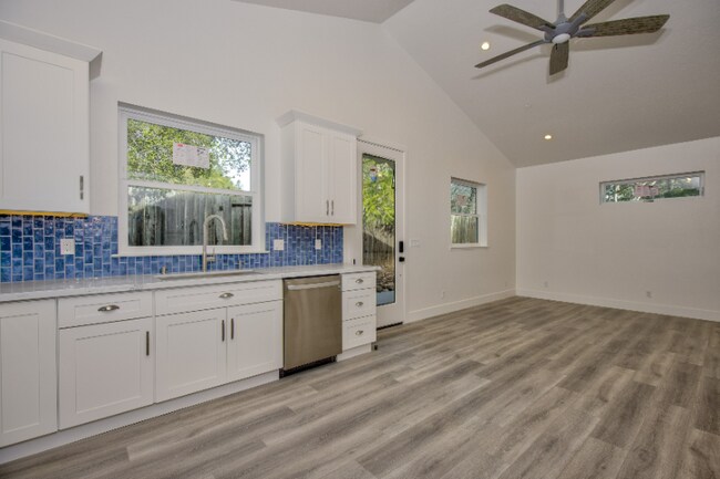 Building Photo - 1025 Juanita Dr