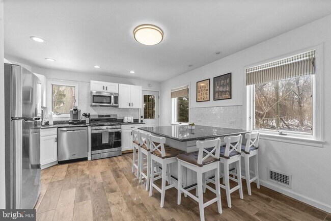 Foto del edificio - 191 Lakeshore Dr