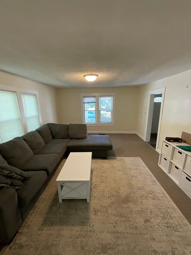 Building Photo - *AVAILABLE AUGUST 2028* 8 BEDROOM GREAT LOCATION
