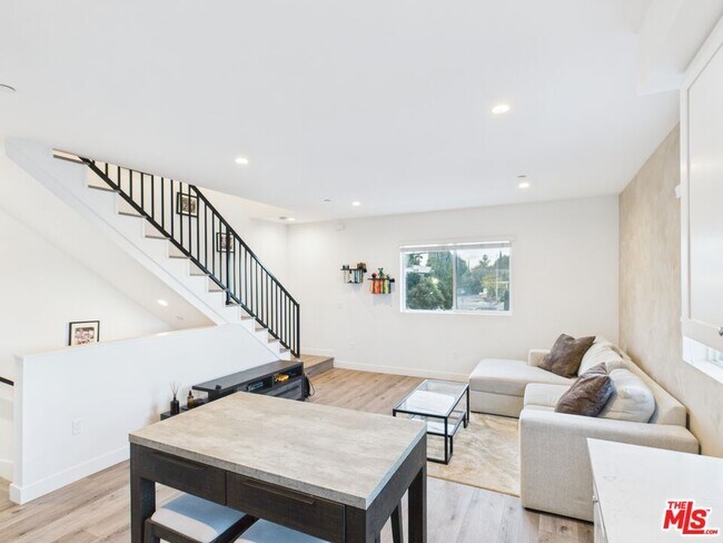 Foto del edificio - 14525 Killion St