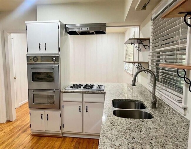 Foto del edificio - 2560 Wood Valley Dr