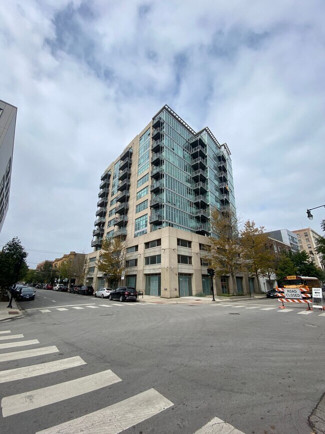 Foto del edificio - Beautiful Uptown Condo for Rent: 2 bed, 2 ...