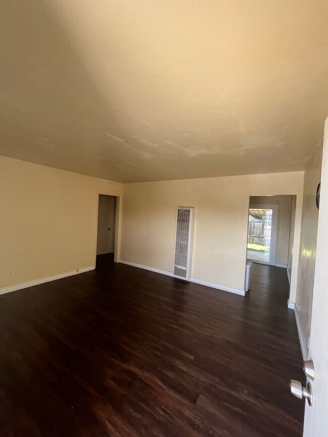Foto del edificio - House 2BR/1BA Available Now