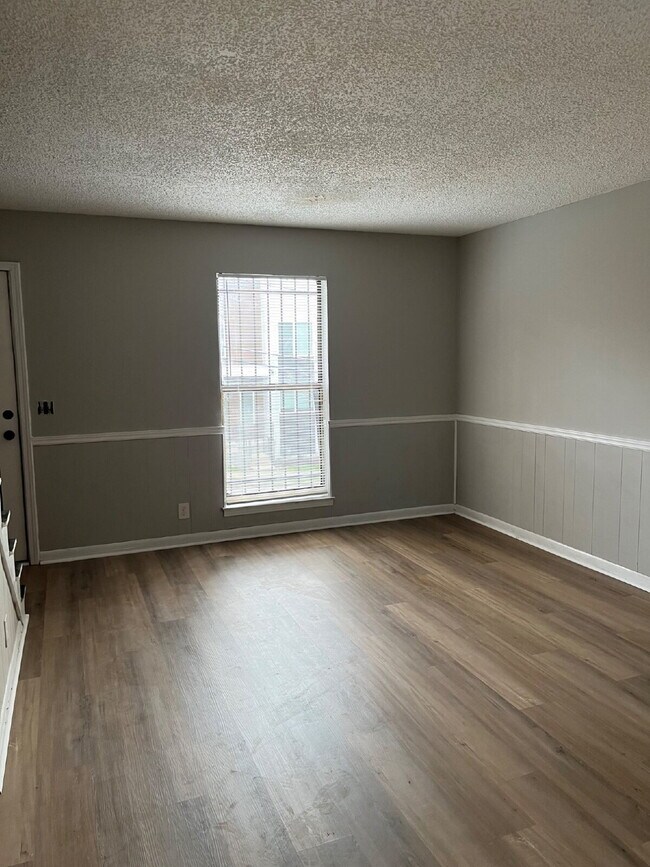 Foto del edificio - 2 Bedrooms 1 1/2 Baths Townhouse Minutes To Downtown Nashville, Tn ONE MONTH OF FREE RENT!