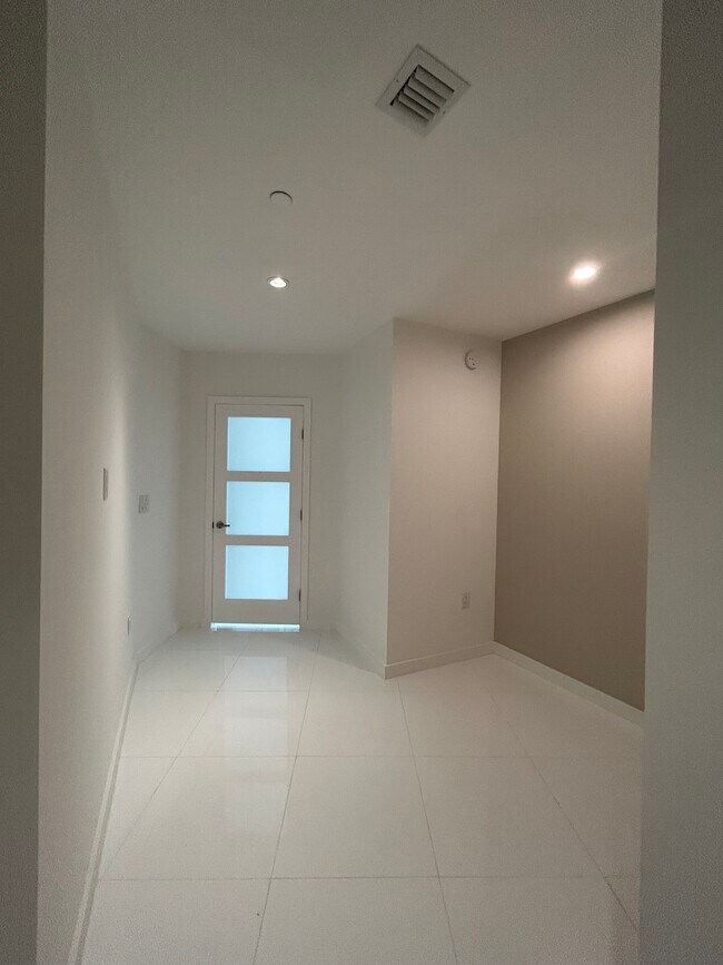 Foto del edificio - 851 NE 1st Ave